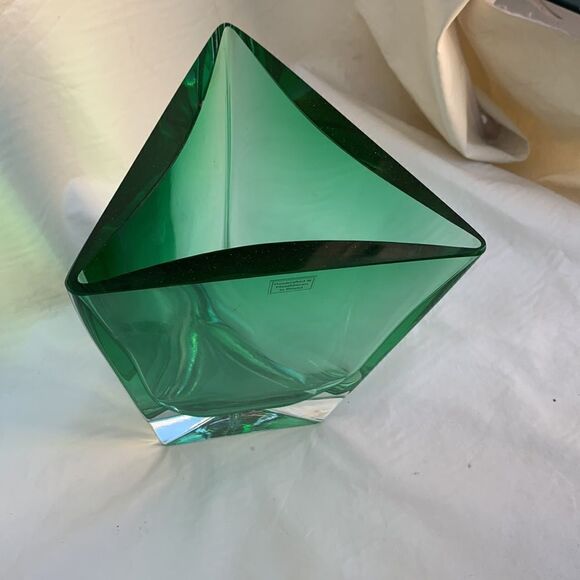 Mouth Blown Handcrafted In Poland Emerald Green Quality Heavy Triangle Vase - Picture 4 of 8